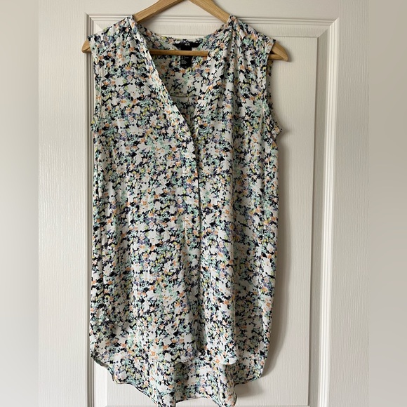 Floral spring blouse. V neck front and slightly longer at the back. - Picture 1 of 4